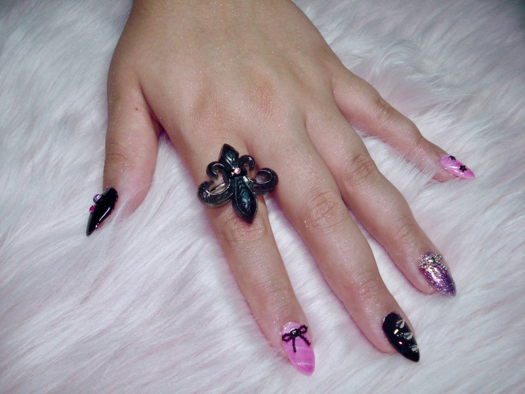 NOIR GOYLE ♡ french flower ring